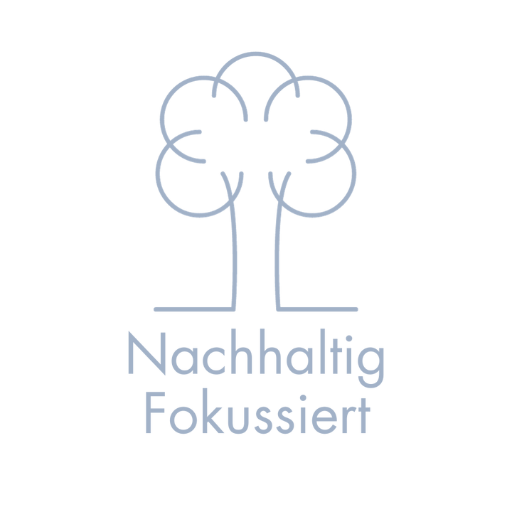 Ein blaues Icon von einem Baum der aus der Erde kommt mit Unterschift Nachhaltig Fokussiert