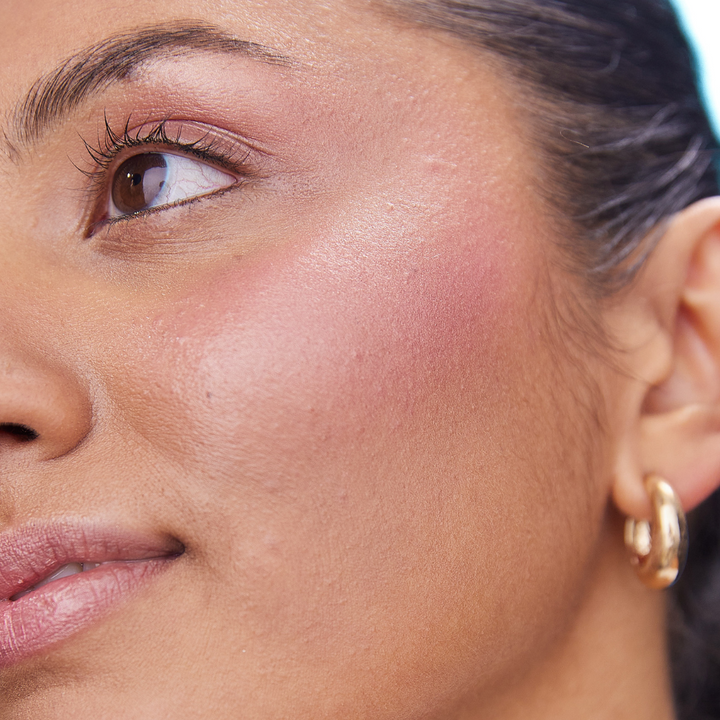 Ein Model trägt den Glowy Blush Rouge von PURE U. auf