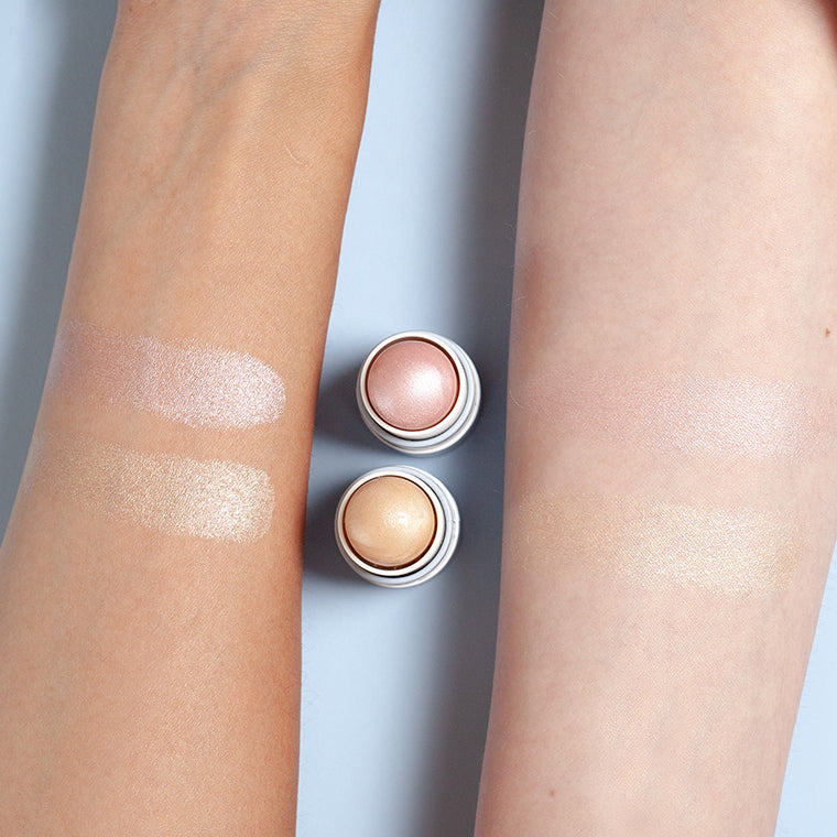 Die Highlighter Balm Sticks von PURE U. geswatcht auf dem Arm